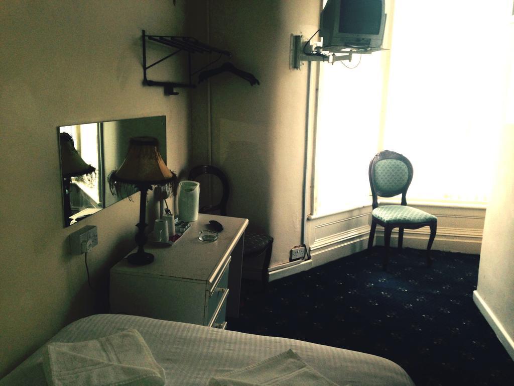 Peek-A-Booze - Budget Hotel - Adults Only Blackpool Phòng bức ảnh