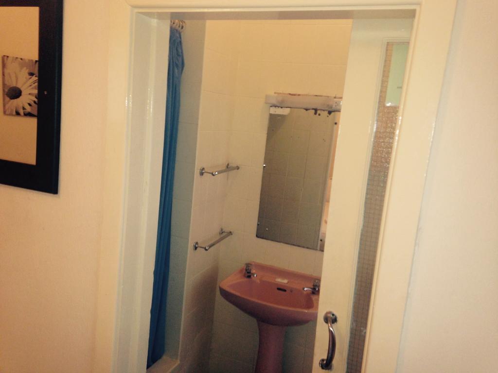 Peek-A-Booze - Budget Hotel - Adults Only Blackpool Phòng bức ảnh