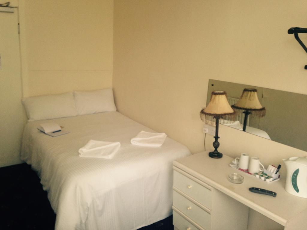 Peek-A-Booze - Budget Hotel - Adults Only Blackpool Phòng bức ảnh