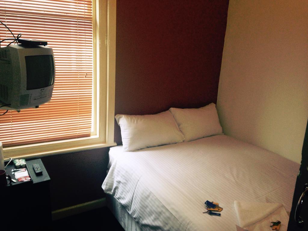 Peek-A-Booze - Budget Hotel - Adults Only Blackpool Phòng bức ảnh