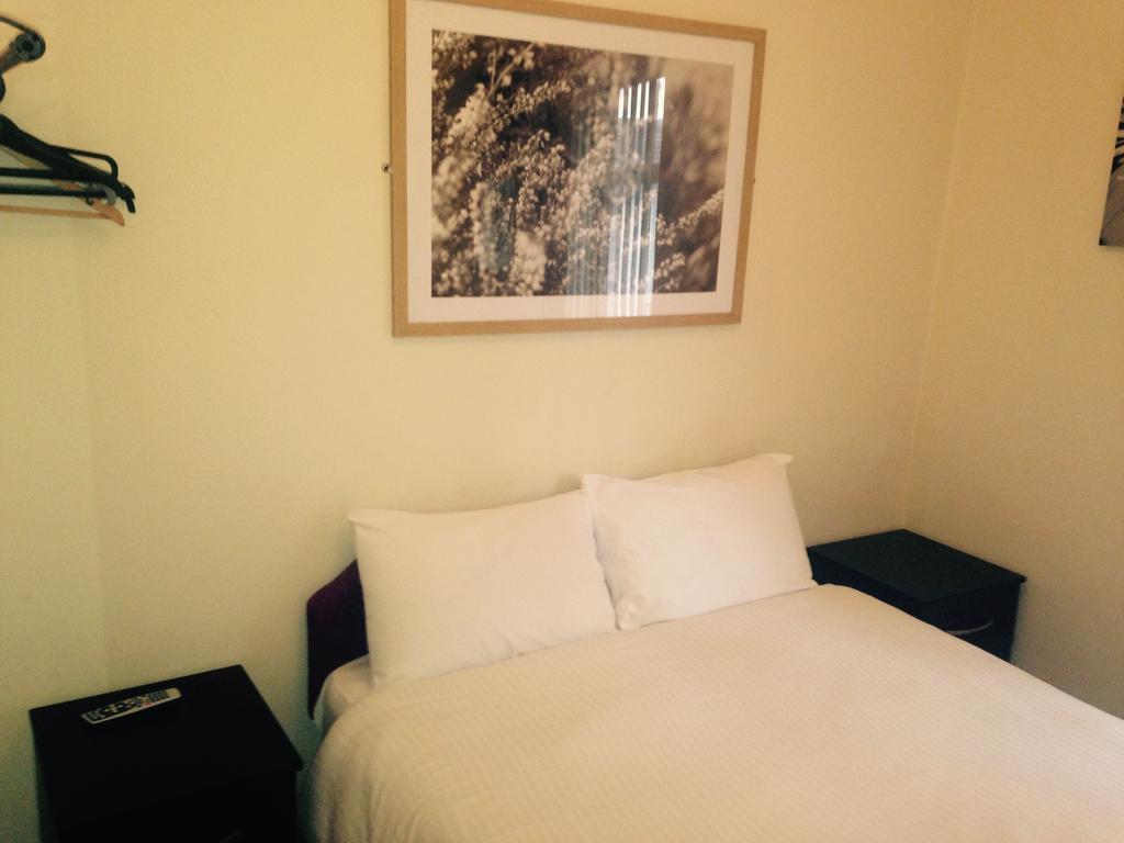 Peek-A-Booze - Budget Hotel - Adults Only Blackpool Phòng bức ảnh
