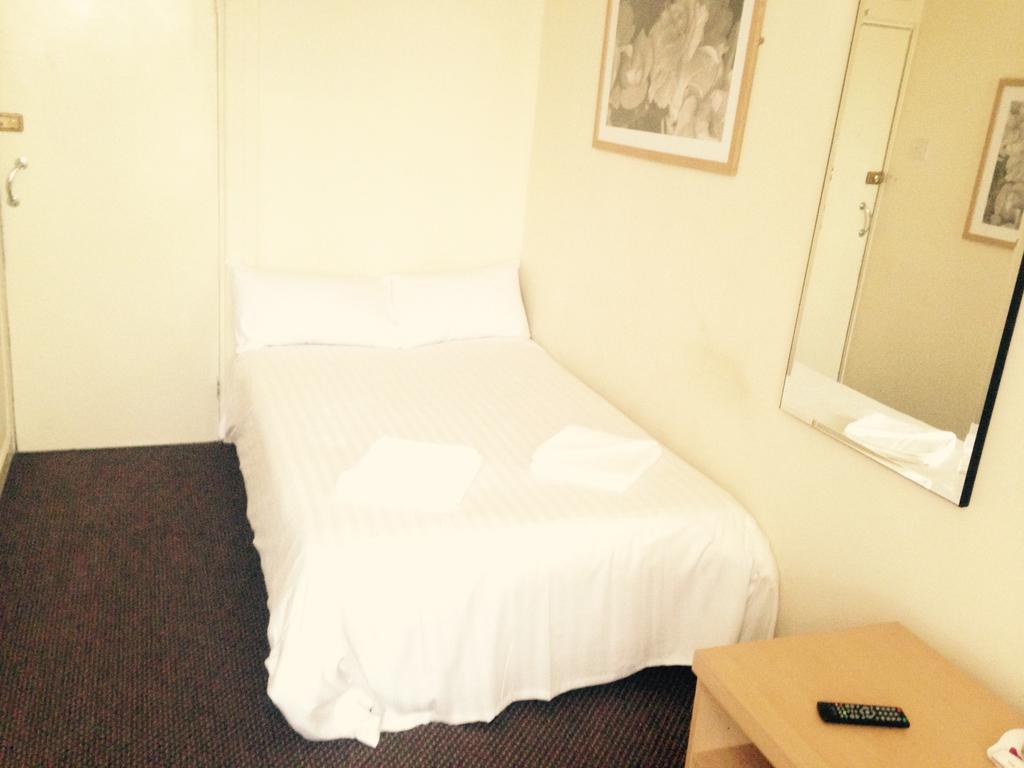 Peek-A-Booze - Budget Hotel - Adults Only Blackpool Phòng bức ảnh