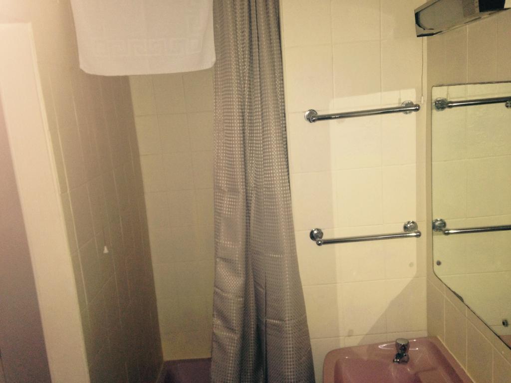 Peek-A-Booze - Budget Hotel - Adults Only Blackpool Phòng bức ảnh